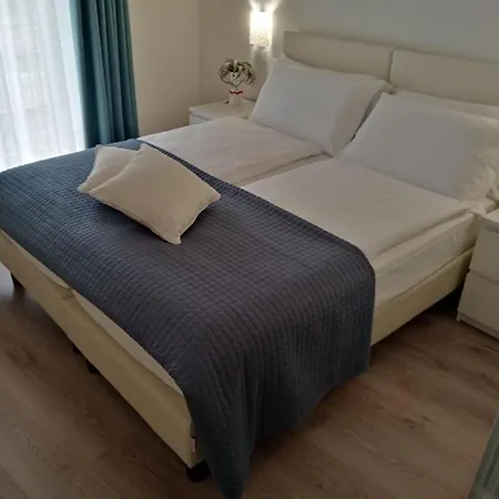 לינה וארוחת בוקר Casa Nataly 2*